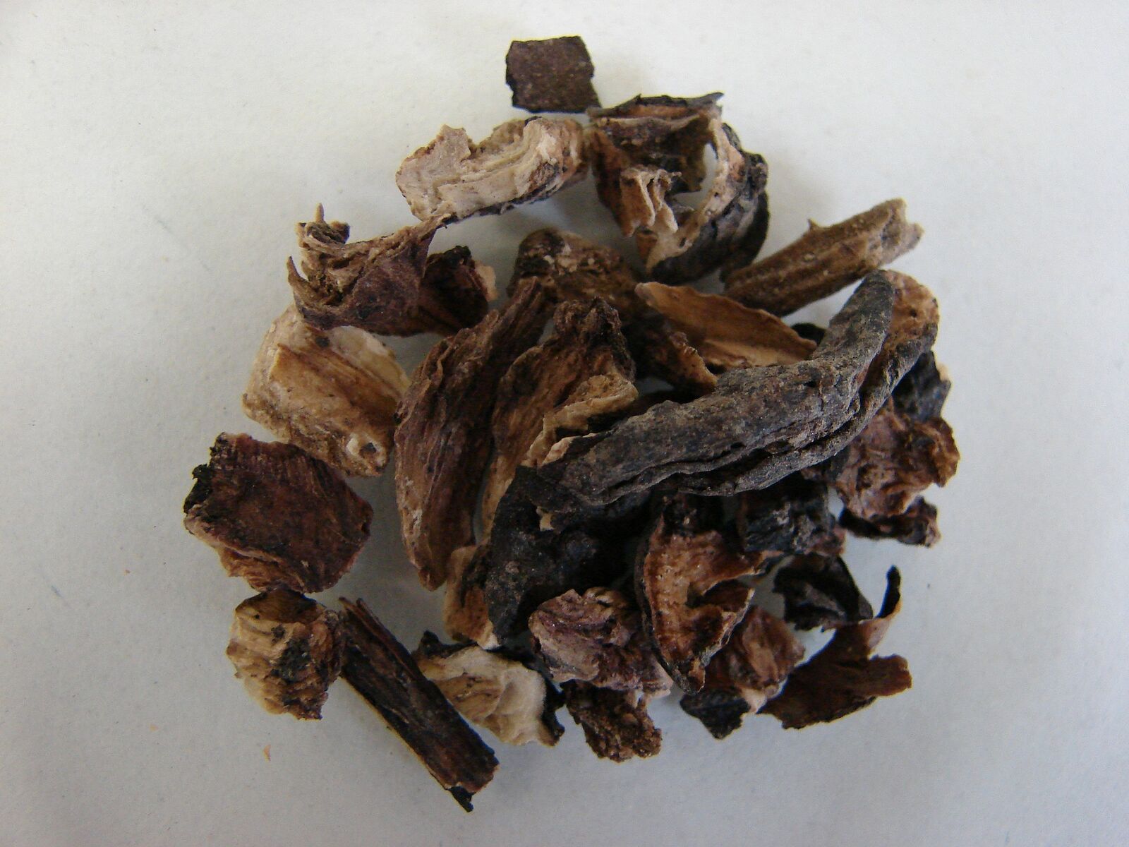 Freshly harvested and dried comfrey root